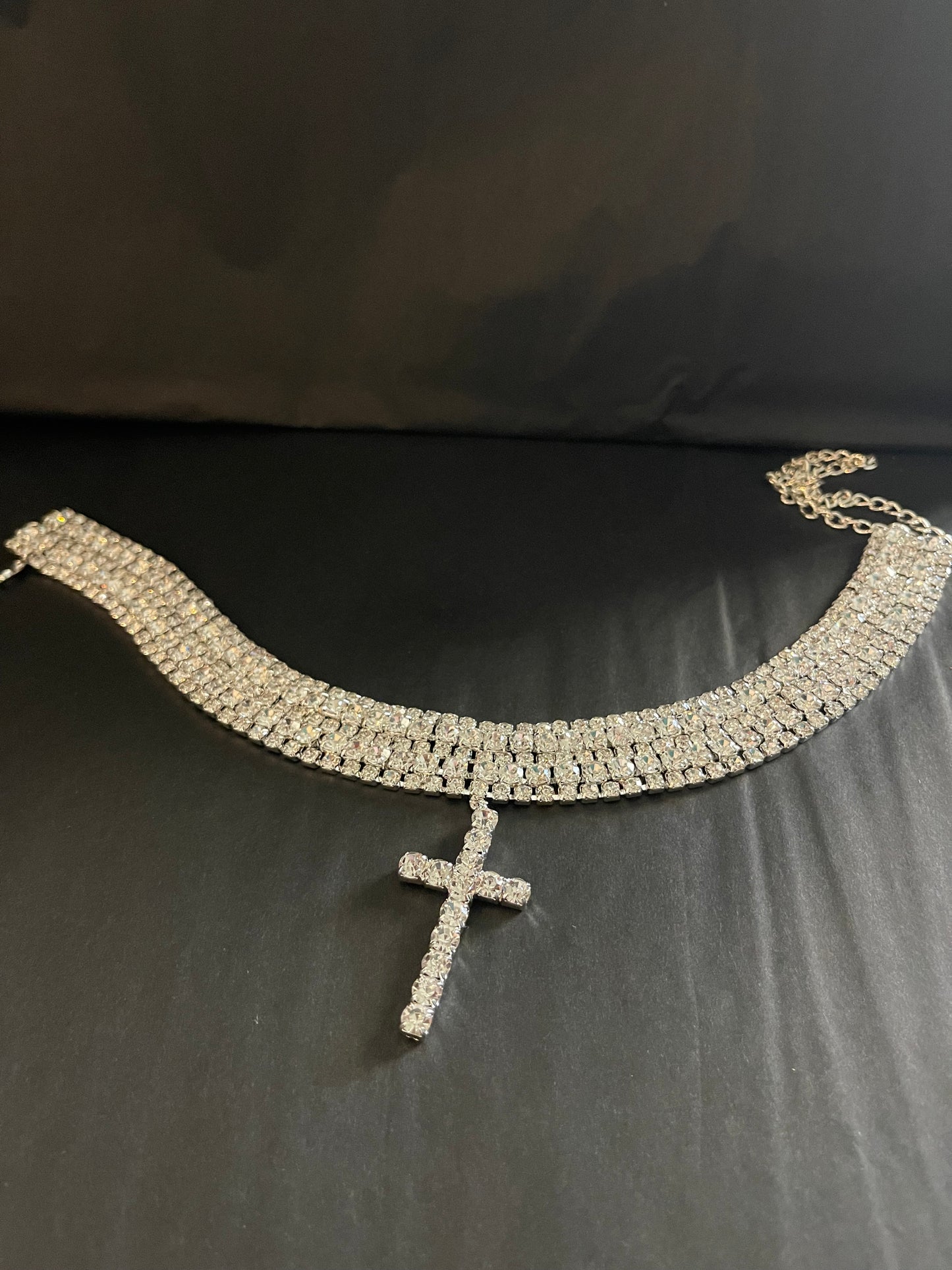 Siena cross choker